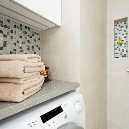 Stylish In The Centre *